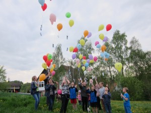 Eine Luftballonaktion vor dem Haus begeisterte vor allem die jüngeren Besucher (Quelle: Dr. Christian Kahl)