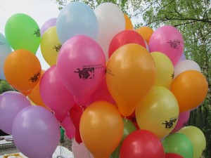 Viele Luftballons sind gestartet. Einer flog am weitesten. (Quelle: Dr. Christian Kahl)