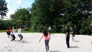Sportlich und fair ging es auf dem Volleyballfeld zu (Quelle: Nora Liebetreu) 