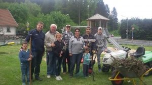 Der SKV Adler bringt sich ein: Helfer auf dem Spielplatz in Kürten-Waldmühle bei der gemeinsamen Pflegeaktion 2016 (Quelle: www.jsdr.de / www.skv-adler.de)