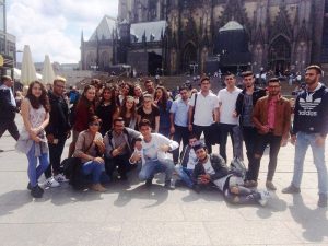 Ein Muss für alle Köln-Besucher: Das Foto auf der Domplatte (Quelle: djoNRW/Jugendverbandsarbeit)
