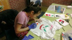Phantasie und eine ruhige Hand zeigten die Kinder beim Textildruck (Quelle: Kolonjata)