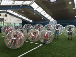 Bubbleball ist eine ungewöhnliche Art Fußball zu spielen, die aber den Jugendlichen viel Spaß macht (Quelle: Quelle: Schimscha Jugend e.V.)