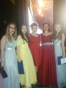 Raissa Myachkova (2. v. r.) und ihre 4 Moderatorinnen des Abends (Quelle: Theater „Der Spaß!”)