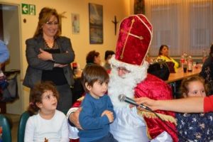 Der Nikolaus nimmt sich für die kleinen Gäste viel Zeit (Quelle: Suryoye Ruhrgebiet)